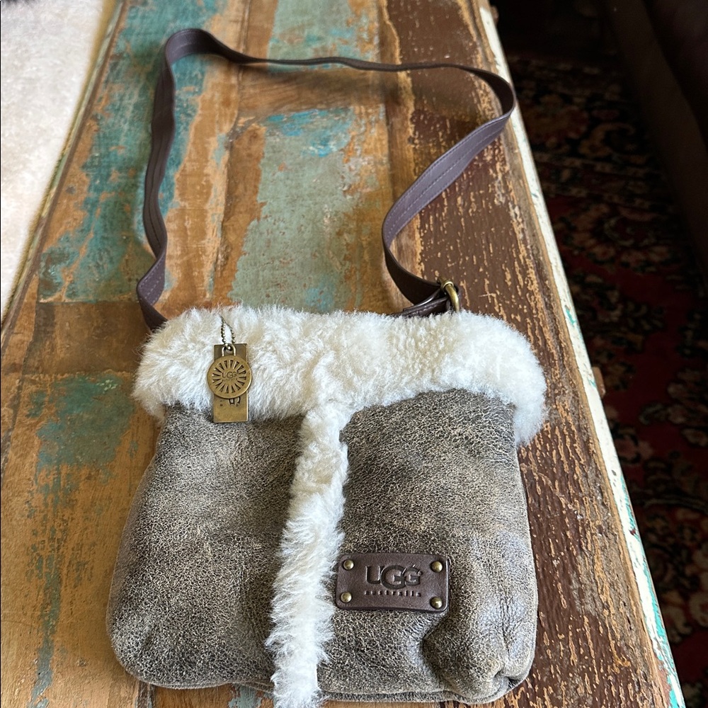 UGG sheep lined small purse. Leather and sheep skin outer. Brass. - Picture 3 of 7